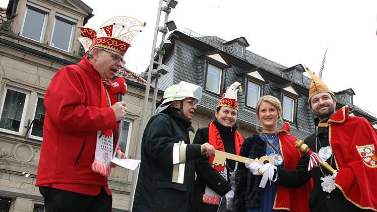 Die &Uuml;bergabe der Rathausschl&uuml;ssel auf dem Kronacher MarktplatzMaria L&ouml;ffler