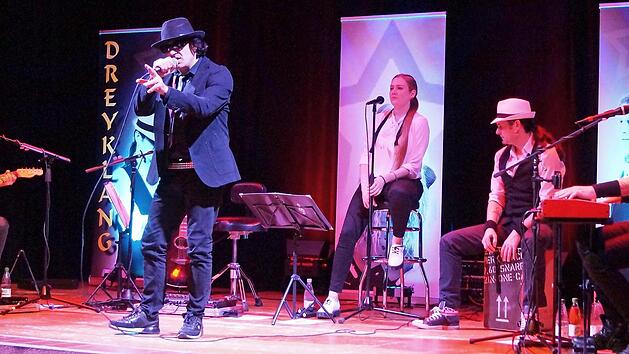 Die Musikgruppe "Dreyklang & friends" mit Achim Thiergärtner als Double von Udo Lindenberg brachte die Stadthalle Haßfurt in Stimmung.  Foto: Elke Englert