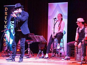 Die Musikgruppe "Dreyklang & friends" mit Achim Thiergärtner als Double von Udo Lindenberg brachte die Stadthalle Haßfurt in Stimmung.  Foto: Elke Englert