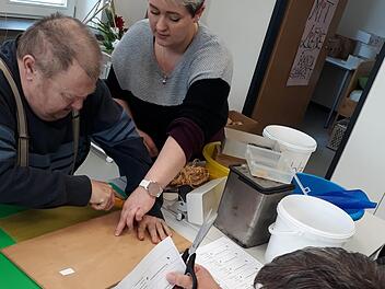 Abteilungsleiterin Jennifer Follmann (stehend) freut sich über den kleinen Laden. Foto: Diana Leitsch
