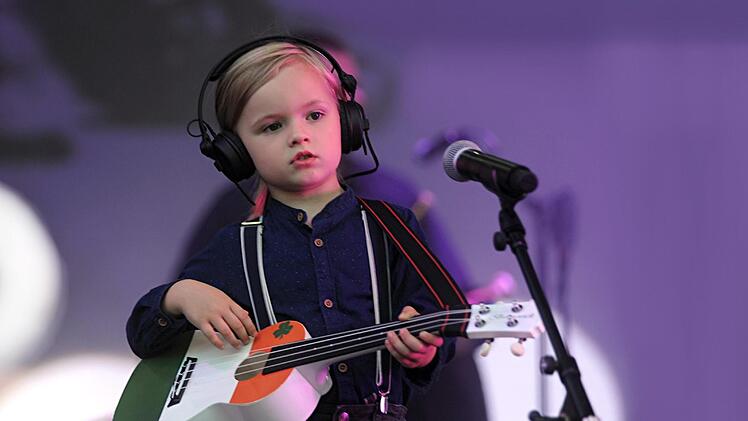 Putzig, aber rechtlich fragwürdig: der Auftritt des vierjährigen William beim Konzert von Angelo Kellys Familie im Rahmen der "Irish Summer Tour" im Schlosshof von Eyrichshof 2019 Foto: Archiv/Helmut Ölschlegel