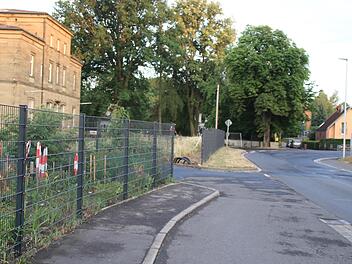 Auf einer Länge von rund 25 Meter soll vor dem ehemaligen Bahnhof in Ebenhausen der Gehsteig fortgeführt werden. Die Maßnahme dient der Sicherheit der Fußgänger und kostet zwischen 14.000 und 17.000 Euro.