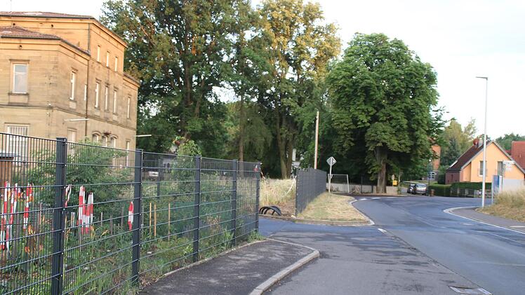 Auf einer Länge von rund 25 Meter soll vor dem ehemaligen Bahnhof in Ebenhausen der Gehsteig fortgeführt werden. Die Maßnahme dient der Sicherheit der Fußgänger und kostet zwischen 14.000 und 17.000 Euro.