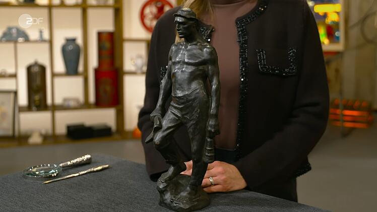 Eine Bronzefigur mit "Hobbit-Füßen": Am Ende schätzte Bianca Berding den Minenarbeiter auf 600 bis 900 Euro und bestätigte den Wunschpreis der Verkäufer.