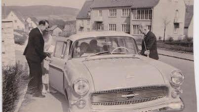In den 50-er Jahren waren die Häuser in der Thurnauer Straße von Flüchtlingsfamilien bewohnt. Unser Bild stammt aus dem Familienalbum von Jan Bruck und entstand bei einem Verwandtenbesuch 1958. Foto: Archiv