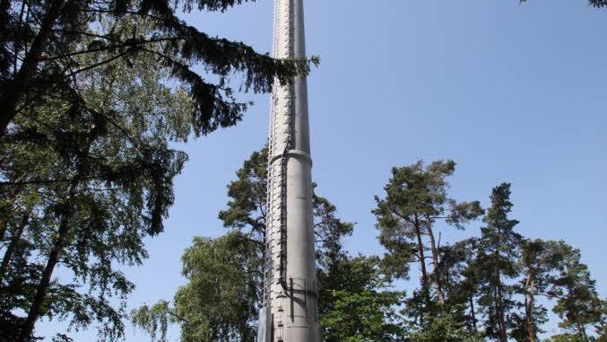 Auf dem Sportplatz in Aufseß steht bereits ein Digital-Funkmast. Im Landkreis Forchheim werden ab nächstem Jahr 24 solcher Funkmasten zu finden sein.  Foto: Georg Wolf