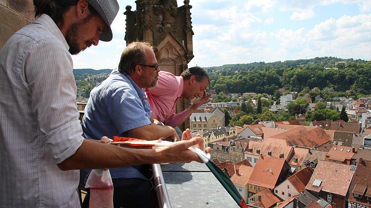 Hannes Titze (von links), Michael Böhm vom Stadtmarketing und Dritter Bürgermeister Thomas Nowak (SPD) lassen das Band herab.