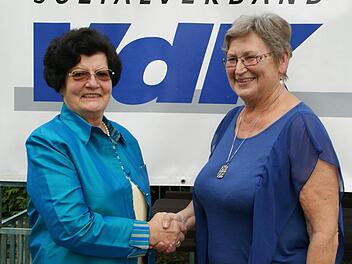 Stabwechsel beim VdK-Kreisverband Haßberge: Elfriede Kerker (links) wünscht ihrer Nachfolgerin Maria Watzka viel Erfolg.  Foto: Sabine Weinbeer