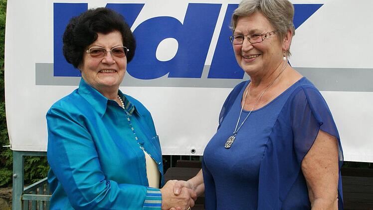 Stabwechsel beim VdK-Kreisverband Haßberge: Elfriede Kerker (links) wünscht ihrer Nachfolgerin Maria Watzka viel Erfolg.  Foto: Sabine Weinbeer