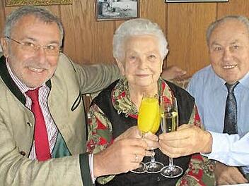 Heiligenstadts Bürgermeister Helmut Krämer (l.) gratulierte Georg und  Rosa Lämmlein zum 60. Hochzeitstag.  Foto: fra-press