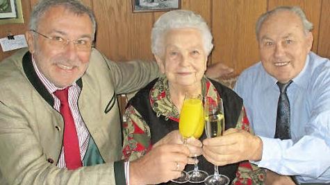 Heiligenstadts Bürgermeister Helmut Krämer (l.) gratulierte Georg und  Rosa Lämmlein zum 60. Hochzeitstag.  Foto: fra-press