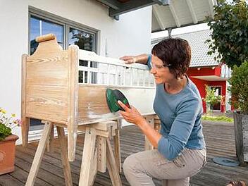 Die alte Lackschicht muss häufig erst komplett vom Holzmöbel runter, bevor eine neue aufgebracht werden kann.  Foto: DIY/Bosch