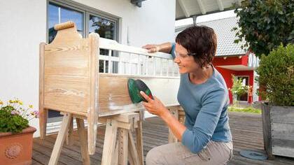Die alte Lackschicht muss häufig erst komplett vom Holzmöbel runter, bevor eine neue aufgebracht werden kann.  Foto: DIY/Bosch