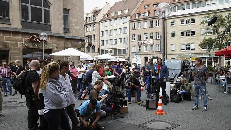 Das Interesse an der Arbeit des Filmteams ist riesig. Beim Dreh mitten in Nürnberg ist das Team innerhalb kürzester Zeit von Tatort-Fans umgeben. Bild: BR/Olaf Tiedje.