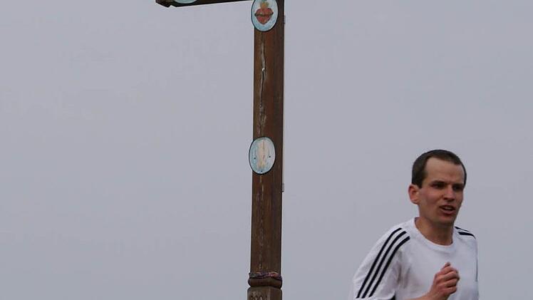 Auf dem Staffelberg passiert ein Marathon-L&auml;ufer ein Kruzifix. Foto: Mario Deller