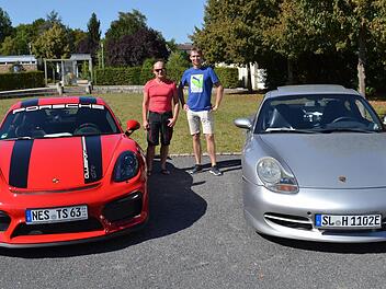 Hanno Henrichsen aus Schleswig (rechts) belegte mit seinem eigens umgebauten E-Porsche 911 den ersten Platz. Thomas Schmitt aus Wollbach, Kreis Rhön-Grabfeld, sicherte sich mit seinem Porsche Cayman GT4 den Preis der Zuschauer. Foto: Nicolas Schmitt