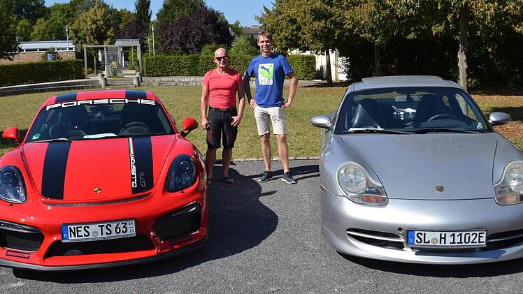 Hanno Henrichsen aus Schleswig (rechts) belegte mit seinem eigens umgebauten E-Porsche 911 den ersten Platz. Thomas Schmitt aus Wollbach, Kreis Rhön-Grabfeld, sicherte sich mit seinem Porsche Cayman GT4 den Preis der Zuschauer. Foto: Nicolas Schmitt