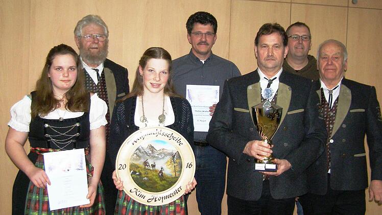 Ehrungen: Christin Müller, Leonhard Raschig, Kim Hofmeister, Stefan Walter, Wolfgang Spahn, Stephan Dunkel, Herbert Dunkel. Foto: Wolfgang Saam