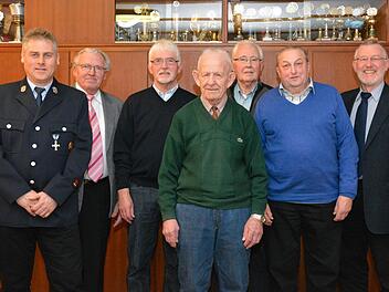 Ehrungen standen bei der Stralsbacher Feuerwehr an: (von links) Enrico Kröckel (Vorsitzender FFW Stralsbach), Oswald Schmück, Walter Herold, Josef Hein, Otmar Schmück, Egon Schlereth und Bürgermeister Waldemar Bug. Foto: Björn Hein