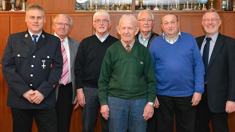 Ehrungen standen bei der Stralsbacher Feuerwehr an: (von links) Enrico Kröckel (Vorsitzender FFW Stralsbach), Oswald Schmück, Walter Herold, Josef Hein, Otmar Schmück, Egon Schlereth und Bürgermeister Waldemar Bug. Foto: Björn Hein