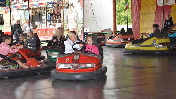 Der Autoscooter war Anziehungspunkt für die größeren Kinder K.-H. Hofmann