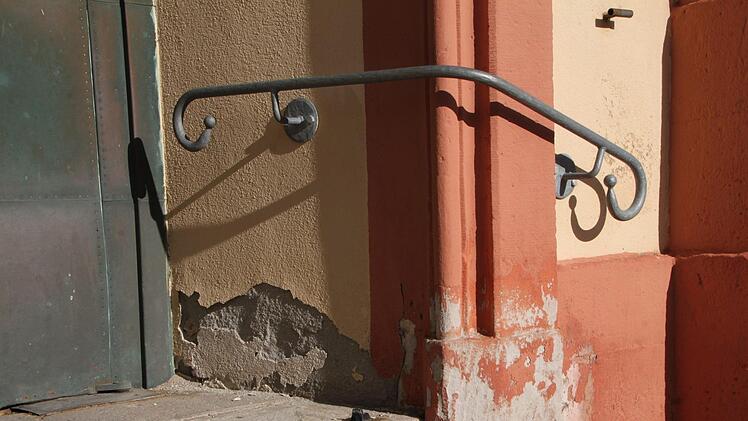 Schon der Laie erkennt von außen den Sanierungsbedarf der Bad Brückenauer Stadtpfarrkirche. Foto: Ulrike Müller