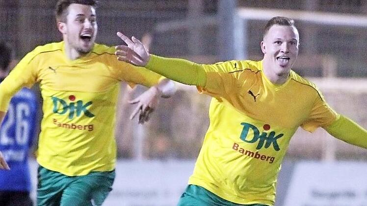 Patrick Hoffmann (r. ) ebnete Don Bosco den Weg und traf nach 19 Minuten zum 1:0 gegen Jahn Forchheim. Simon Allgaier (l.) traf nach der Halbzeitpause zum 2:0. Am Ende gewann Bamberg mit 3:0.  Foto: sportpress