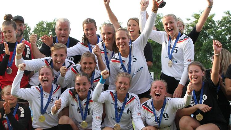 Das Team von Bundestrainerin Silke Eber (rechts hinten, verdeckt) feiert den EM-Hattrick. Foto: DFBL/Spille