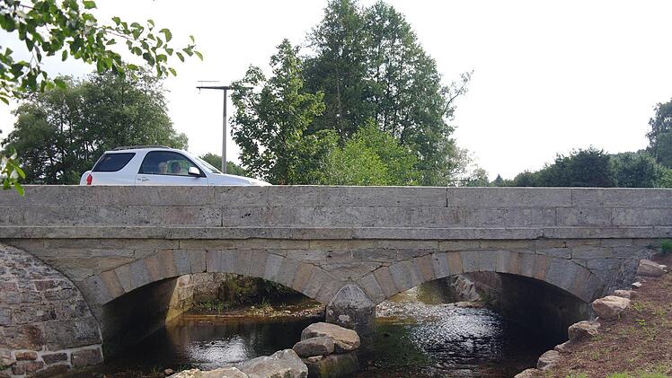 Die Auersbergbrücke ist nun nach der Traglasterhöhung wieder befahrbar.  Foto: Stephanie Elm