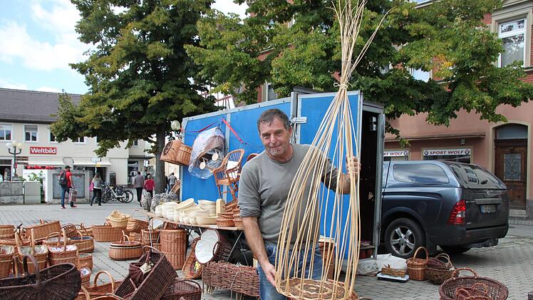 Wer einen Korb machen m&ouml;chte, beginnt immer mit dem Boden. Foto: Mirjam Stumpf