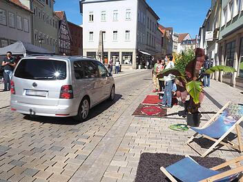 Umwelt- und Verkehrsverbände schlossen sich am Freitag in Coburg zum "Bündnis für nachhaltige Mobilität" zusammen. Sie hatten am "Parking Day" sieben Autostellplätze in der Ketschengasse kurzfristig zu kleinen Grün- und Ruhezonen umgewandelt.  Foto: Christoph Winter