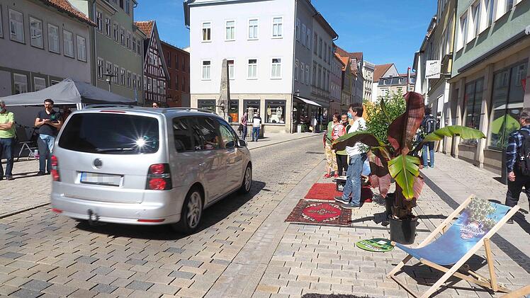 Umwelt- und Verkehrsverbände schlossen sich am Freitag in Coburg zum "Bündnis für nachhaltige Mobilität" zusammen. Sie hatten am "Parking Day" sieben Autostellplätze in der Ketschengasse kurzfristig zu kleinen Grün- und Ruhezonen umgewandelt.  Foto: Christoph Winter