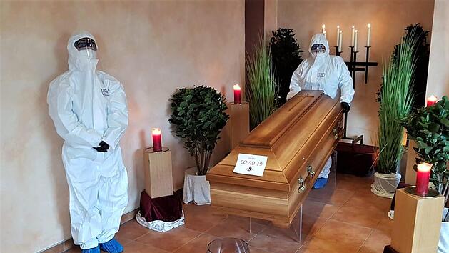 Zwei Mitarbeiter des Bestattungsunternehmens Apfelbacher & Fehr in vollst&auml;ndiger Schutzbekleidung zur Versorgung von Corona-Toten. Foto: Matthias Lang, Apfelbacher & Fehr