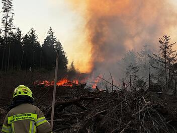 Brand in Waldstück im Kreis Hof