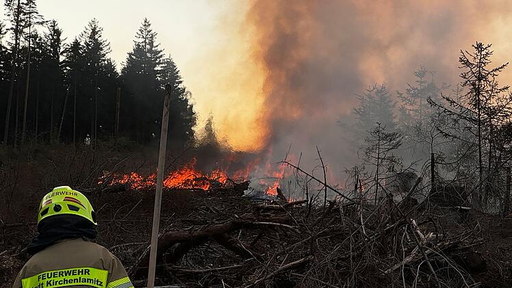 Brand in Waldstück im Kreis Hof