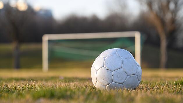 Fußballspiel endet mit Verletzungen - Spieler (30) attackiert seinen Gegner (19)