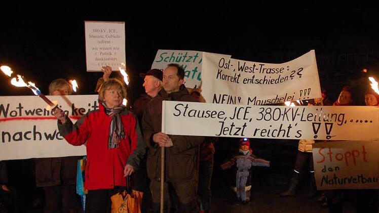 Bürger aus Weißenbrunn und anderen Stadtteilen Rödentals demonstrieren gegen die 380 kV-Leitung. Fotos: Rainer Lutz