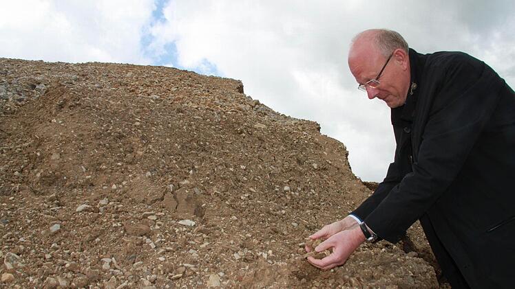 Künftig gilt auch ganz normaler Erdaushub, sofern er von der Baustelle weggebracht werden muss, als Abfall, der von einem Labor untersucht werden muss. Bisher war unbelasteter Aushub - ebenso wie Schotter oder Asphalt - ein Rohstoff, der wiederverwertet wurde. Wolfgang Schubert-Raab hat Bodenaushub zum Wiedereinbau auf dem Gelände seiner Firma in Ebensfeld gelagert. Wenn aber das neue Abfall- und Entsorgungsgesetz in einem Jahr gültig sein wird, kann er das so nicht mehr praktizieren. Foto: M...
