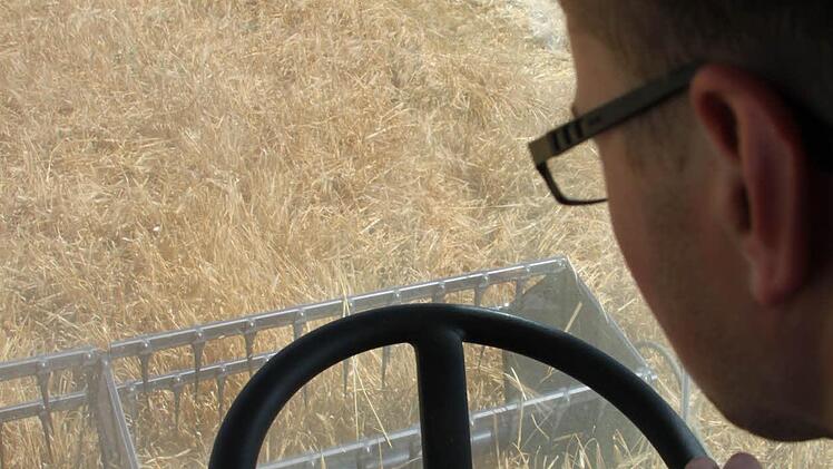 Jochen Bär aus Buch am Sand ist für Matthias Stenglein auf dem Mähdrescher im Einsatz.