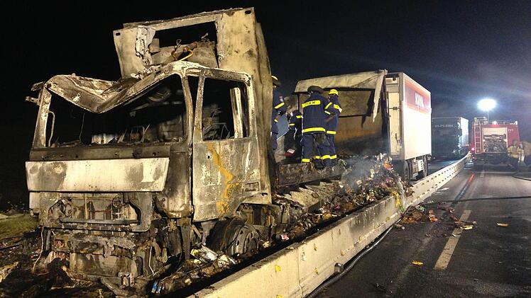 Feuerwehrleute suchen in dem Wrack nach Glutnestern. Fotos: privat