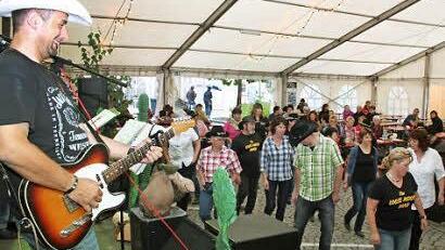Die erhofften Fan-Massen blieben am Sonntagnachmittag im Schlosshof aus. Die Line Dancer tanzten unverdrossen zur Musik von Loose Moose.