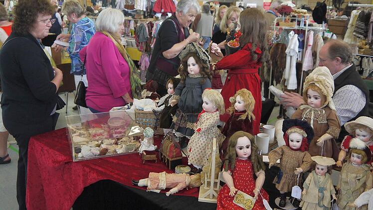 Puppen, überall Puppen: die Sammlerbörse in der Neustadter Frankenhalle. Foto: Berthold Köhler