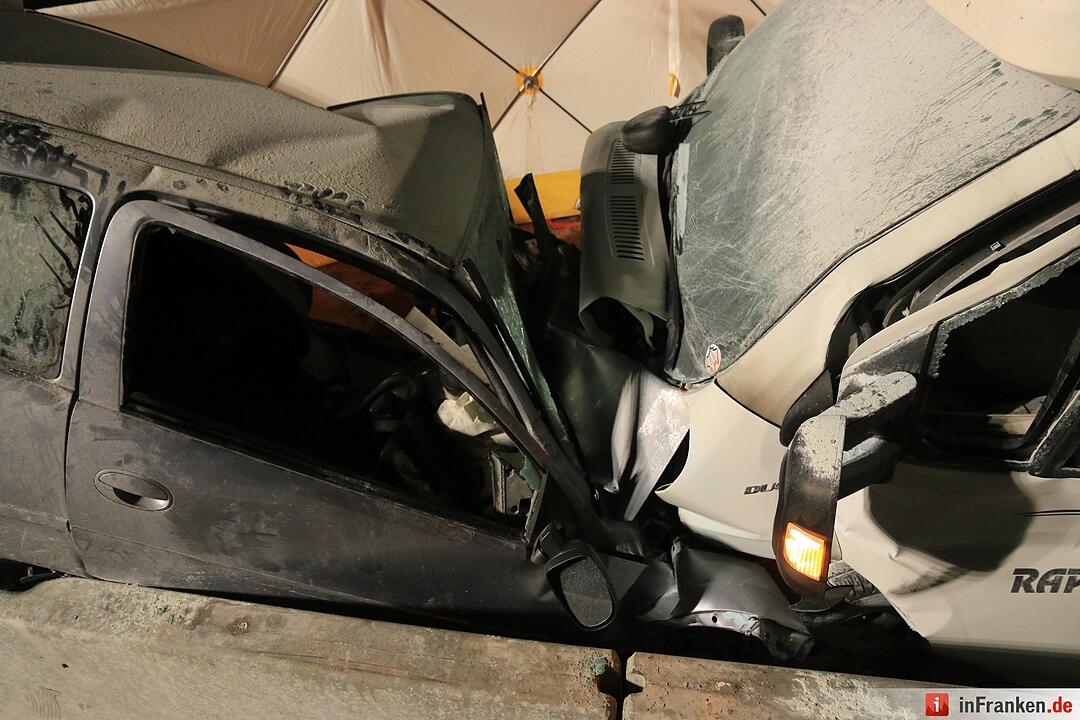 Wohnwagen kollidiert auf Autobahn frontal mit Corsa - Baustelle war ohne Abgrenzung - Ein Toter, zwei Verletzte