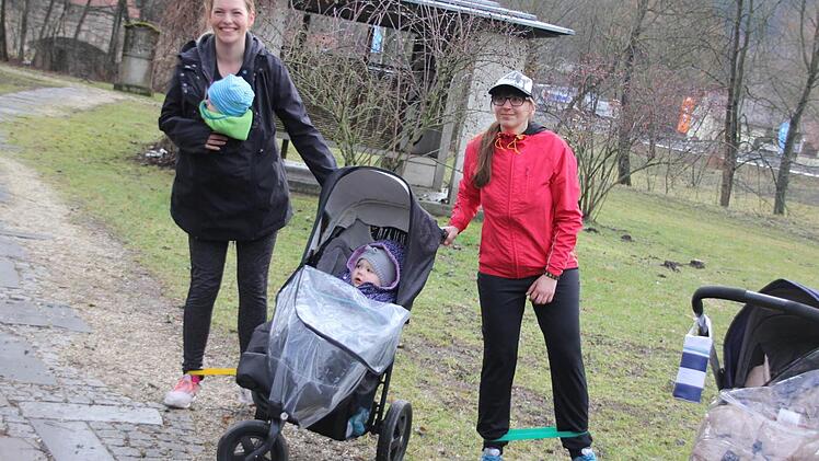 Und manchmal ist es ganz praktisch, wenn man einen Kinderwagen dabei hat - besonders beim Festhalten. Foto: Lisa Kieslinger