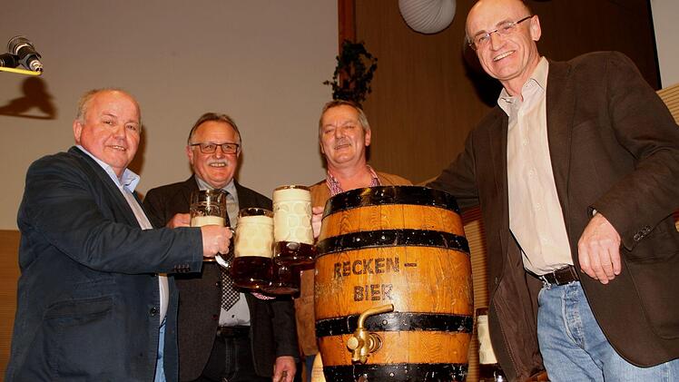 "Azapft is" mit 1. Bürgermeister Karl Heinz Kandler, "Hausherr" Heinz Stretz, Moderator Ewald Stretz und Landrat Wilhelm Schneider.