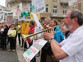 Lautstark gegen einen überdimensionierten Netzausbau: Erwin Miller von der Bürgerinitiative "Sinntal gegen die Stromtrasse" bei der Demonstration am Montag. Foto: Ralf Ruppert