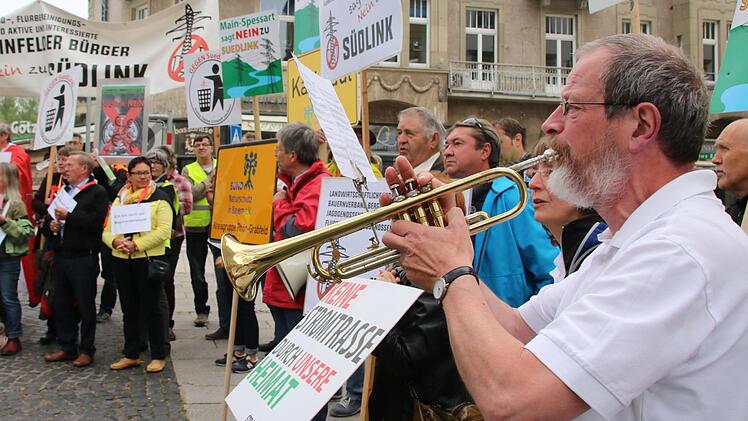 Lautstark gegen einen überdimensionierten Netzausbau: Erwin Miller von der Bürgerinitiative "Sinntal gegen die Stromtrasse" bei der Demonstration am Montag. Foto: Ralf Ruppert