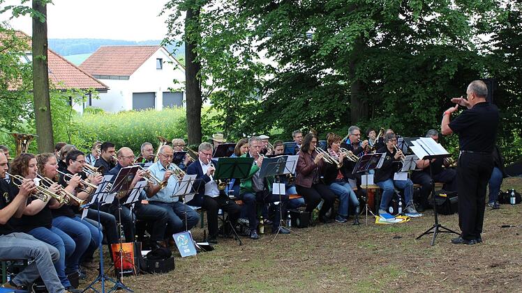 Die vereinigten Posaunenchöre des südlichen Dekanats dirigierte Wilhelm Schmidt aus Mühlhausen. Foto: Evi Seeger