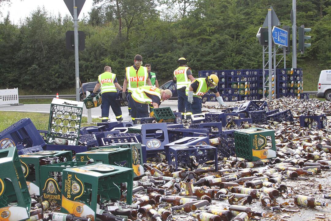 Landkreis Kulmbach: Bierlaster verliert Ladung auf B85