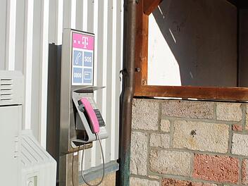 Das öffentliche Telefon am Buswartehäuschen in Riedenberg soll nach Ratsbeschluss weiter bleiben. Foto: Evelyn Schneider